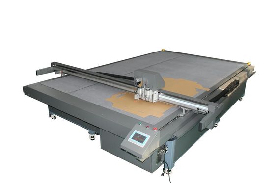 maszyna do cięcia próbek dużych pudełek do kartonu, pudełka z tektury falistej, kartonu z nożem oscylacyjnym i kółkiem do bigowania